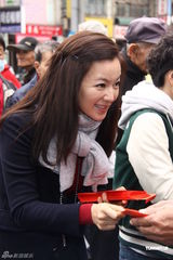 组图：阿雅台北街头派红包爱心不落人后