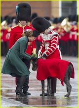 组图：凯特王妃怀孕见肚 亲自弯腰拔鞋跟