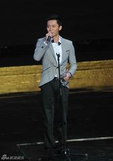 组图：李晨荣膺先锋人物称号 引领星尚红毯新风尚