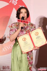 组图：刘晓庆话剧超百场破纪录 开怀大笑比V字