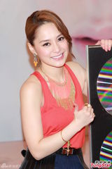 组图：阿娇(钟欣桐)新专辑获双白金成绩 举行祝捷会