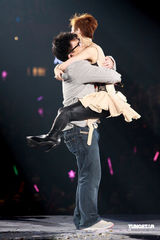 幻灯：郑秀文许志安相拥献唱 梁洛施李嘉欣捧场