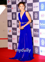 组图：文根英蓝色深v长裙性感亮相釜山红毯