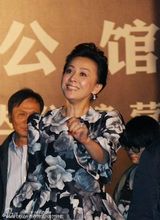 组图：刘嘉玲天津代言大秀戒指 短裙现身气度不凡  