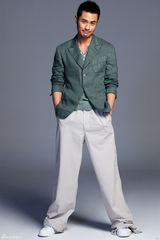 组图：郑嘉颖萌系熟男化身表情帝