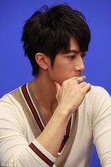 高清组图：吴尊做客新浪花絮照 阳光美男表情百变