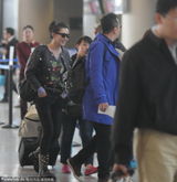 组图：郭涛携妻恩爱现身机场 离婚传闻不攻自破