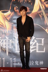 组图：性感型男贺军翔露胸肌 自曝期中考得满分