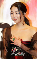 幻灯图集：车仁表宣传《名家》 韩高恩火红装复古