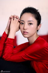 幻灯：美人董璇俏丽上镜 拍摄风格多变自如