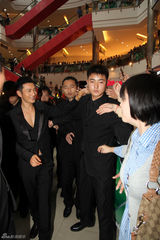 组图：黄晓明一日跨三地赶两场代言