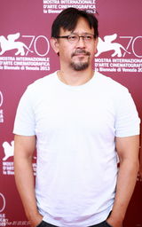 组图：威尼斯影展评委亮相 姜文戴眼镜显斯文