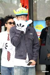 高清图：陈冠希戴卡通帽大扮可爱 最新潮店上海开张