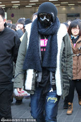 组图：罗志祥带防毒面具现身 粉丝送主席套餐