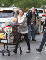 高清图：杰西卡-阿尔芭街拍条纹毛衣搭配牛仔裤