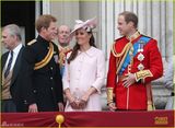 组图：女王携皇室亮相阅兵 凯特王妃大肚优雅