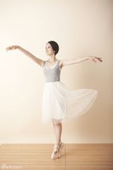 组图：董璇写真变身芭蕾舞者柔美优雅