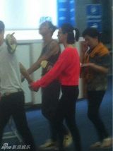 组图：戚薇与李承铉泰国牵手被拍 恋情浮出水面