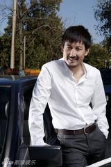 组图：李崇霄最新写真曝光 气质潮男蓄须玩酷