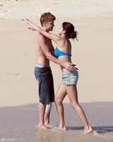 高清组图：贾斯汀和女友赛琳娜海滩激吻照曝光