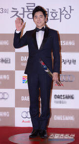 组图：赵政锡帅气亮相红毯 黑色西服潇洒帅气