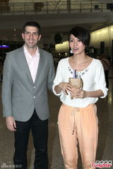 组图：梁咏琪返港老公甜蜜接机 被搂纤腰秀恩爱