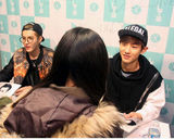 高清组图：EXO亮相粉丝见面会献花样笑容