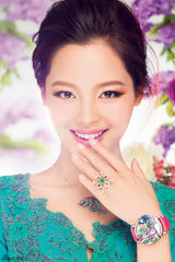 辛芷蕾盛夏大片演绎女人花