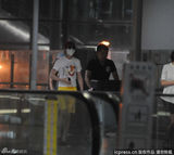 组图：李云迪口罩装扮严实 携神秘美女现身机场