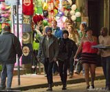 组图：麦莉-塞勒斯夜店High爆 比中指兴奋过头