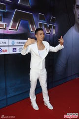 组图：何晟铭否认与于正不和 荷花裙装娘炮献唱