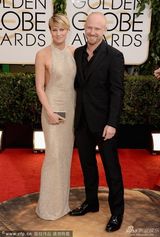 组图：金球红毯罗宾-怀特大露背 携老公现身