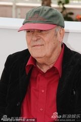 高清组图：戛纳终身成就奖得主贝托鲁奇坐轮椅亮相