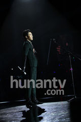 高清图：俞灏明湖南跨年夜复出献唱 表情坚毅