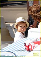 组图：奥兰多携妻儿海边度假  米兰达薄裙飘逸