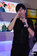 组图：张杰现身上海电视节 为红色剧演唱主题曲