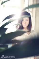 组图：丁爽冬季慵懒写真曝光 秀香肩美腿