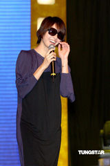 组图：梁咏琪黑超出席亚太影展 杨谨华低胸抢镜