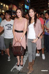 组图：谢天华拍新剧 闹市向杨怡求婚