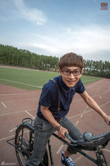 组图：谭杰希新写真骑二八自行车 展怀旧校园风