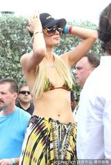 组图：帕丽斯-希尔顿胸部缩水 手臂现皱纹疑抽脂