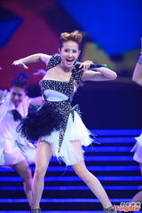 组图：李宇春榜中榜揽3奖 蔡依林险走光