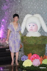 高清图：李嘉欣为儿子JAYDEN开百日宴