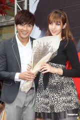 组图：贺军翔举办写真集《南法寄出》签售会