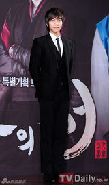 组图：《九家之书》发布 秀智露背李升基帅气