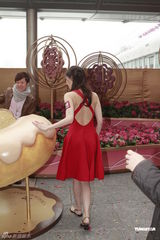 组图：李嘉欣不畏严寒性感贺岁 穿平底鞋否认怀孕