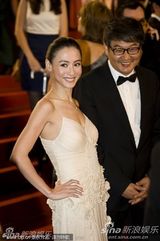 组图：张柏芝优雅白裙亮相《金钱之味》首映