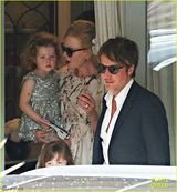 组图：妮可-基德曼鲜花装抱爱女 小萝莉呆萌