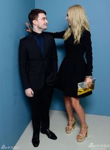 组图：《魔鬼犄角》主创拍写真 丹尼尔帅气亮相