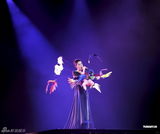 组图：王菲演唱会众星捧场 带众人为灾民祈福